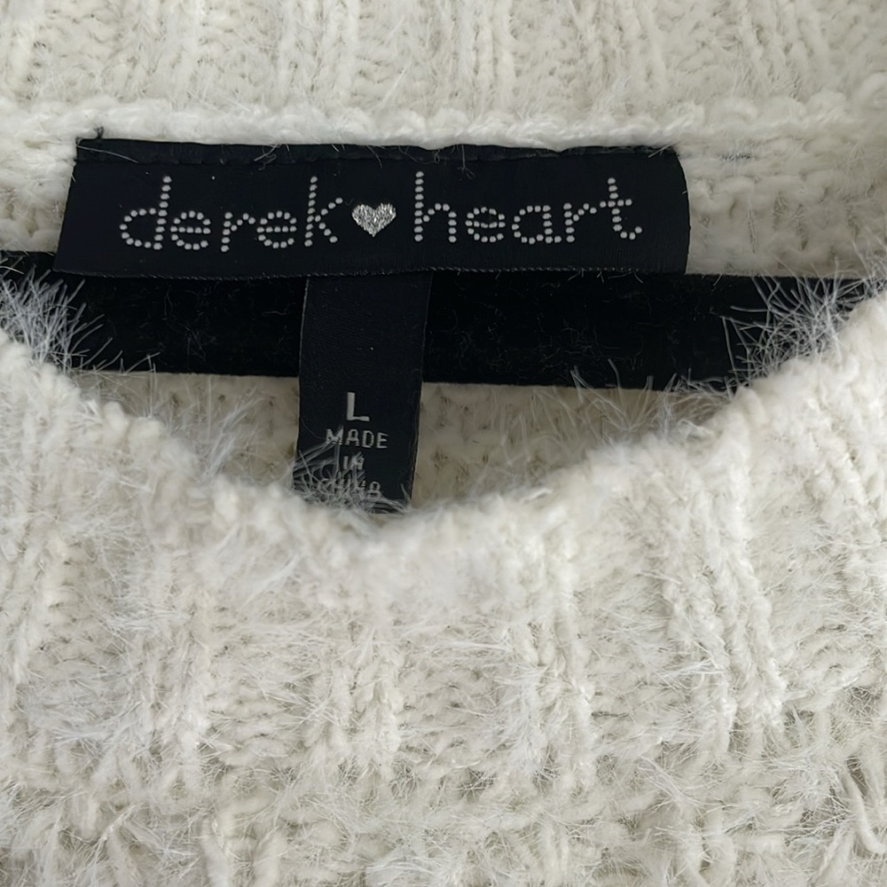 Derek❤️heart white fuzzy sweater. Size large - Picture 4 of 8